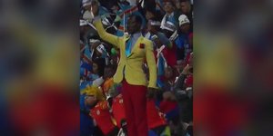 Ο φίλαθλος από το Κονγκό που παρακολουθεί ακίνητος τους αγώνες -Τι συμβολίζει η στάση του