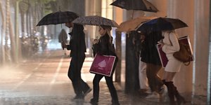 Κόσμος με ομπρέλες στη κακοκαιρία