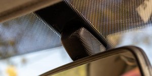 Γιατί υπάρχουν μαύρες κουκκίδες στο παρμπρίζ του αυτοκινήτου –Ποιος είναι ο ρόλος τους