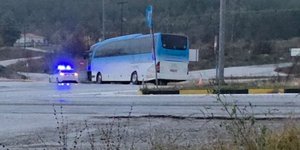 Το λεωφορείο με τους εργαζόμενους της ΔΕΗ στην Κοζάνη