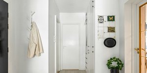 Η κρεμάστρα από τα ΙΚΕΑ σε είσοδο σπιτιού