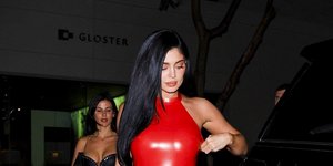 Festive glam: Η Κάιλι Τζένερ μαγνητίζει τα βλέμματα με κόκκινο εφαρμοστό φόρεμα