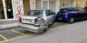 Σύγκρουση ΙΧ με διερχόμενο αυτοκίνητο στη Λαμία