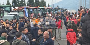 Αγρότες έκλεισαν την εθνική οδό Αθηνών-Λαμίας