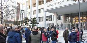 Συγκέντρωση αγροτών έξω από τα δικαστήρια στη Λάρισα