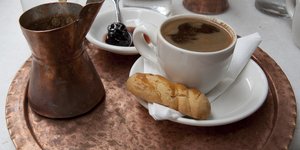 Τα οφέλη της καφεΐνης συνδέονται σε μεγάλο βαθμό με τον τρόπο κατανάλωσης / SHUTTERSTOCK