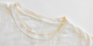 Έτσι θα σώσετε τα λευκά σας ρούχα από τους κίτρινους λεκέδες, σύμφωνα με ειδικό