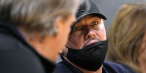 Ο Λεονάρντο Ντι Κάπριο με καπέλο και μάσκα