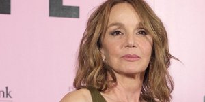 Τι κάνει η Φιλιπίν Λερουά-Μπολιέ, η Σιλβί του Emily in Paris, και έχει τόσο λαμπερή επιδερμίδα στα 62 της