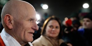 Ο βραβευμένος με το Νόμπελ Ειρήνης Ales Bialiatski, ένας από τους απελευθερωμένους κρατούμενους της Λευκορωσίας, φτάνει στην αμερικανική πρεσβεία στο Βίλνιους της Λιθουανίας