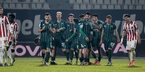 Οι παίκτες του Λεβαδειακού πανηγυρίζουν το γκολ απέναντι στον Πανσερραϊκό