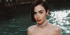 Emily in Paris: Η Λίλι Κόλινς μαγνητίζει τα βλέμματα με λευκό στράπλες φόρεμα πριν την πρεμιέρα του 5ου κύκλου