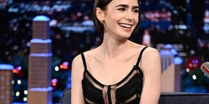 Η Λίλι Κόλινς στην εκπομπή του Τζίμι Φάλον