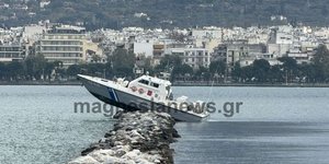 Σκάφος λιμενικού σε βράχια
