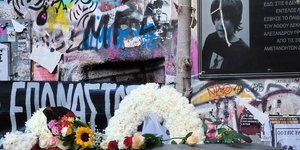 Αλέξανδρος Γρηγορόπουλος: 17 χρόνια από τη δολοφονία στα Εξάρχεια - Πολίτες αφήνουν λουλούδια στο μνημείο