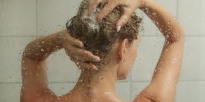 Γυναίκα που λούζεται