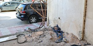 Το σημείο που σταμάτησε η ξέφρενη πορεία του μπλε αυτοκινήτου