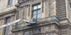 Τοποθετούν μεταλλικές μπάρες στα παράθυρα του Λούβρου