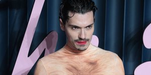 Influencer εμφανίστηκε «γυμνός» στα British Fashion Awards