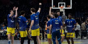 Οι παίκτες της Μακάμπι πανηγυρίζουν