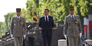 Ο Μακρόν με δύο αξιωματικούς του στρατού