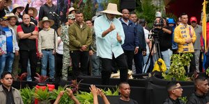 Ο Nικολάς Μαδούρο τραγουδά, χορεύει και απειλεί τις ΗΠΑ