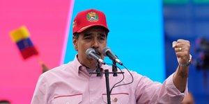 Ο Μαδούρο ενέκρινε πτήση επαναπατρισμού μεταναστών από τις ΗΠΑ	