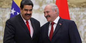 Ο Λευκορώσος πρόεδρος Αλεξάντερ Λουκασένκο και ο ομόλογός του από τη Βενεζουέλα Νίκολας Μαδούρο 