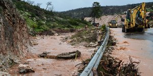 Πλημμύρες στη Μάνδρα λόγω της κακοκαιρίας Byron