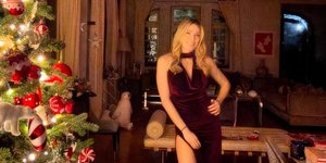 Σέξι με βουργουνδί τουαλέτα στο σπίτι της η Μαριέττα Χρουσαλά -Το αριστοκρατικό σαλόνι τραβά επίσης τα βλέμματα