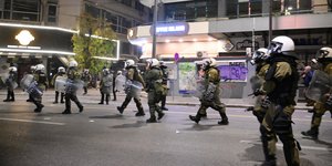 Δυνάμεις των ΜΑΤ κατά την διάρκεια της πορείας στην 17η επέτειο της δολοφονίας του Αλέξανδρου Γρηγορόπουλου