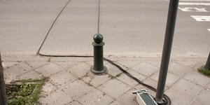 Μαύρα καλώδια στους δρόμους για μέτρηση του φόρτου κίνησης