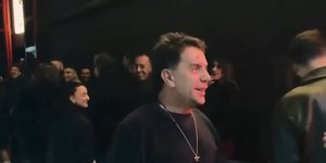 Ο Γιώργος Μαζωνάκης βγήκε από το νυχτερινό κέντρο για να χαιρετήσει τον κόσμο