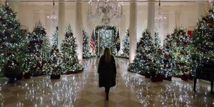 Η Μελάνια Τραμπ μας ξεναγεί στον χριστουγεννιάτικο Λευκό Οίκο 
