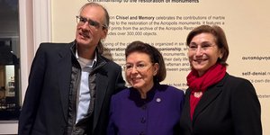 Η Λίνα Μενδώνη με τον Διευθυντή του Κέντρου Ελληνικών Σπουδών του Χαρβαρντ στην Ουάσιγκτον καθηγητή Mark .J.Schiefsky  και τη Joie Lafis , Εκτελεστική Διευθύντρια με την Υπ. Πολιτισμού.