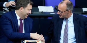 Ο Γερμανός καγκελάριος Φρίντριχ Μερτς (δεξιά) και ο αντικαγκελάριος Λαρς Κλίνγκμπαϊλ