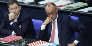 Ο Γερμανός καγελάριος Φρίντριχ Μερτς και ο κυβερνητικός του εταίρος, σοσιαλιστής Λαρς Κλινγκμπάιλ 