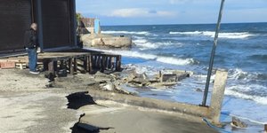 Η θάλασσα έφτασε μέχρι τα σπίτια στα Μεσάγγαλα Λάρισας 