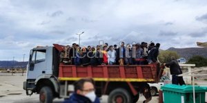 Η μεταφορά των μεταναστών που έφτασαν στην Κρήτη