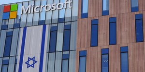 Σημαία του Ισραήλ στην πρόσοψη των γραφείων της Microsoft στην Μπερσεβά, το Μάιο του 2024 