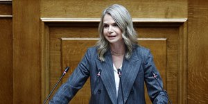 Η βουλευτής του ΠΑΣΟΚ Μιλένα Αποστολάκη στο βήμα της Βουλής