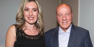 Ο Μίμης Δομάζος με την κόρη του Πόπη