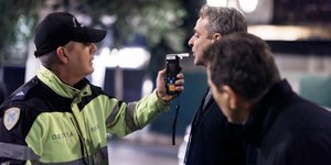 Ο Κυριάκος Μητσοτάκης κάνει αλκοτέστ στη Σταδίου -