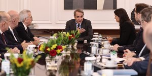 Ο Κυριάκος Μητσοτάκης με την Νίκη Κεραμέως και τους κοινωνικούς εταίρους -