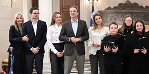 Ο πρωθυπουργός άκουσε τα κάλαντα μαζί με την οικογένειά του