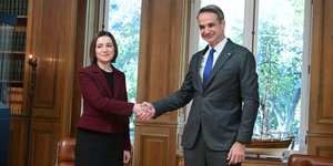 Η πρόεδρος της Μολδαβίας Μάια Σάντου με τον πρωθυπουργό Κυριάκο Μητσοτάκη