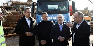 O Κυριάκος Μητσοτάκης με τον Χάρη Δούκα και τον Γιάννη Αλαφούζο στα έργα του Βοτανικού