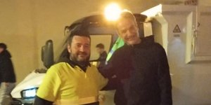 Ο Κυριάκος Μητσοτάκης με εργαζόμενο καθαριότητας στα Χανιά