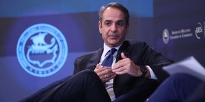 Ο Κυριάκος Μητσοτάκης στη συζήτηση με τον πρόεδρο του Ελληνοαμερικανικού Εμπορικού Επιμελητηρίου, Γιάννη Σαρακάκη /