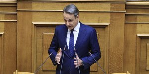 Ο πρωθυπουργός Κυριάκος Μητσοτάκης στο βήμα της Βουλής
